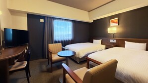 Desk, WiFi (free), bed sheets - Hotel Route-Inn Ichinoseki Inter (Ichinoseki)