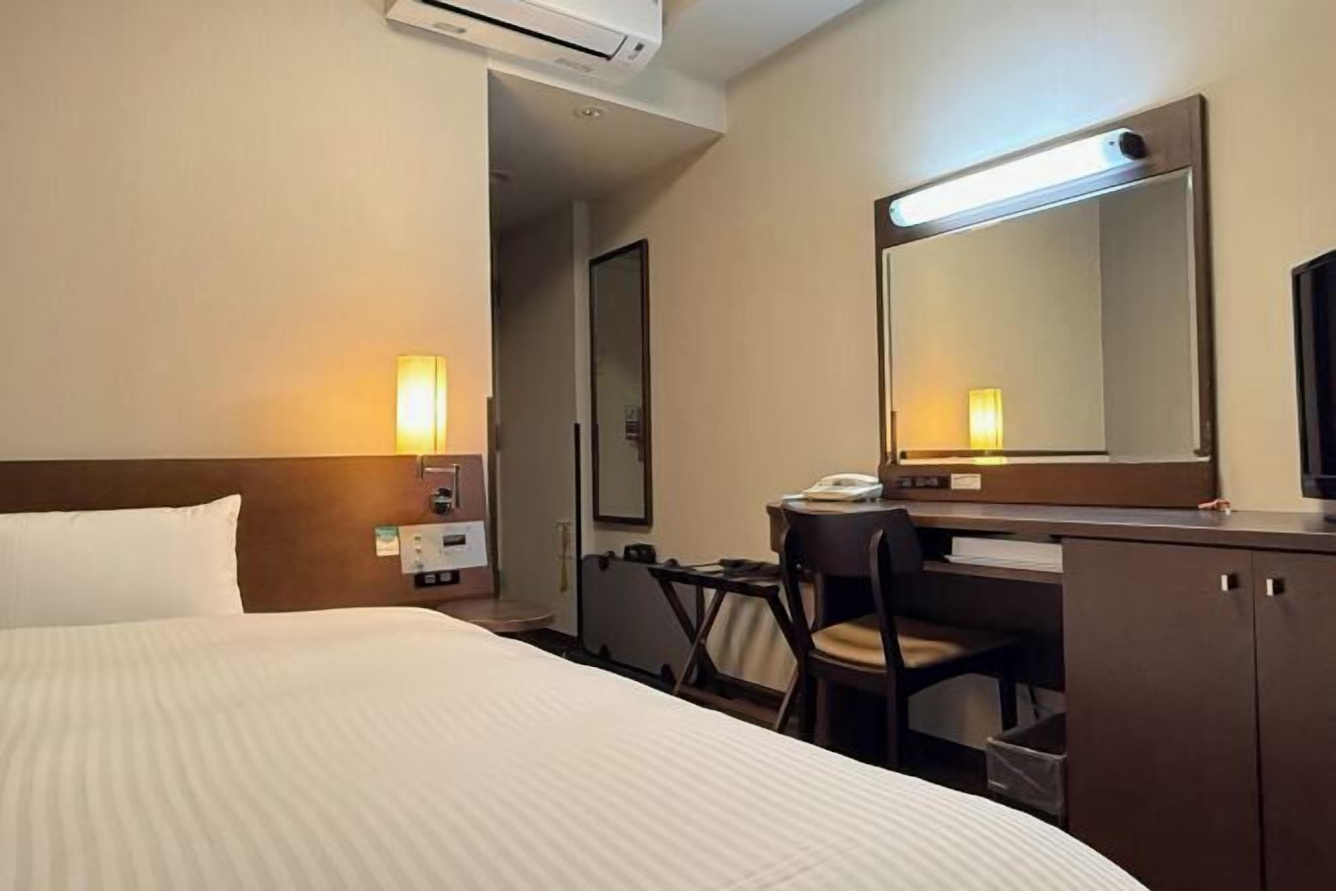 Escriptori, wifi gratuïta i roba de llit 