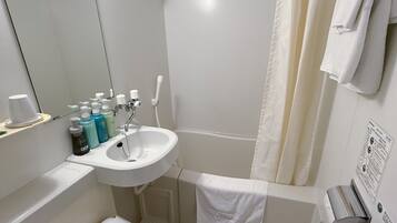 مجففات شعر، خف للقدمين، دورات مياه مع بيديه إلكترونية، مناشف