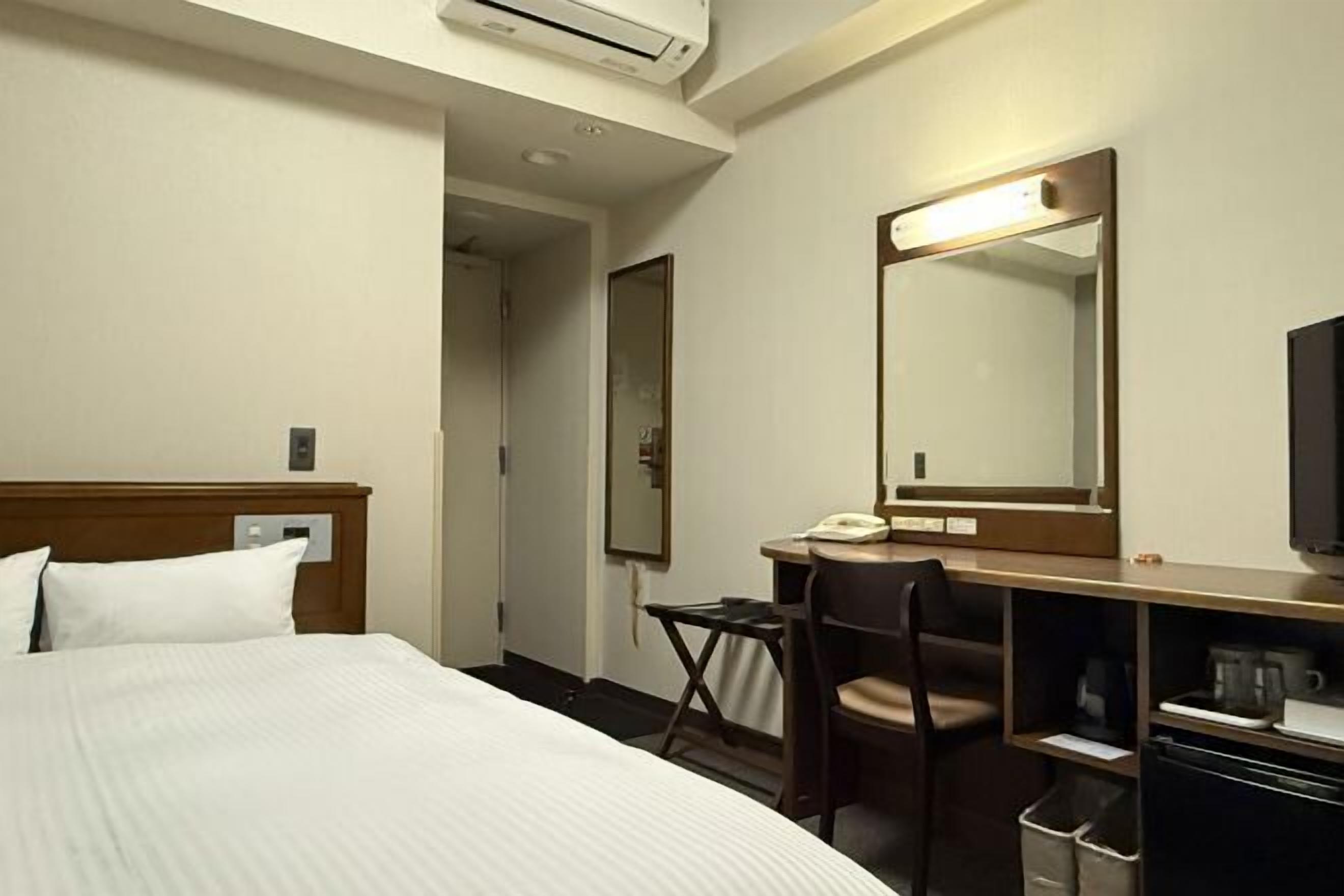 Escriptori, wifi gratuïta i roba de llit 