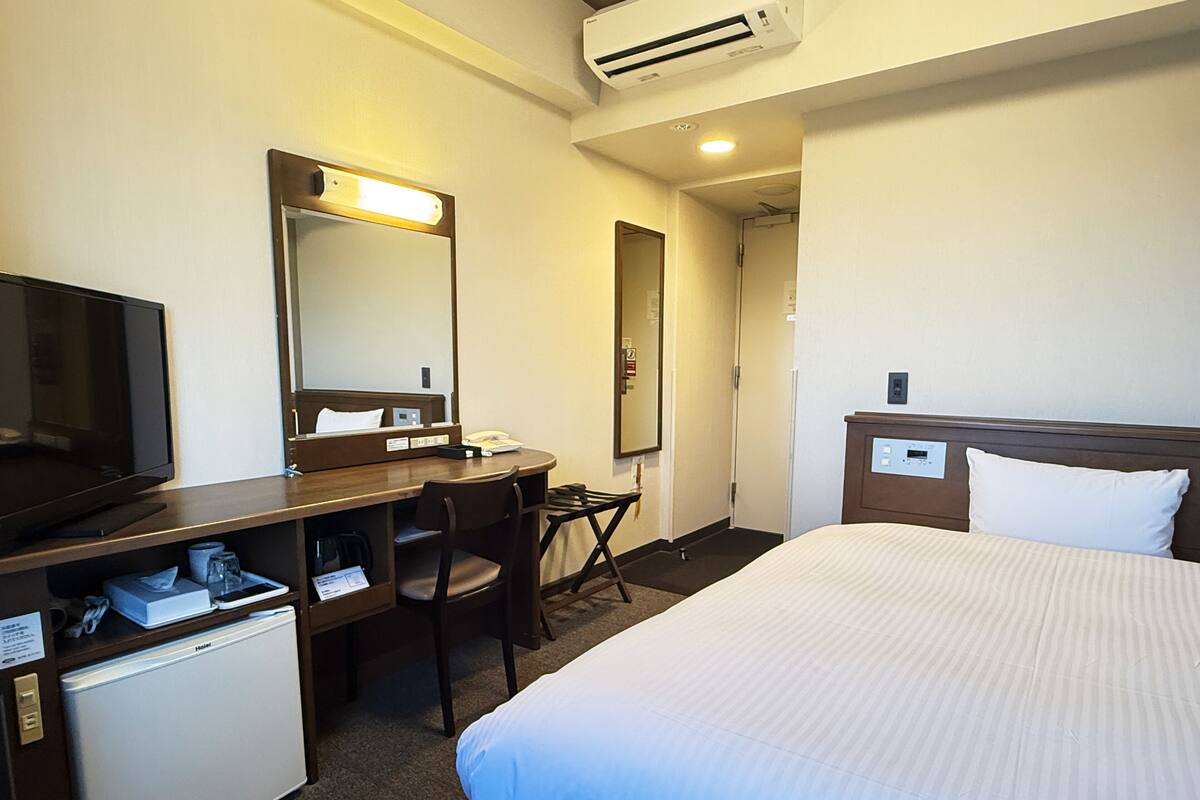 Desk, WiFi (free), bed sheets