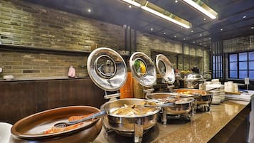 Daily buffet breakfast (KRW 9000 per person)