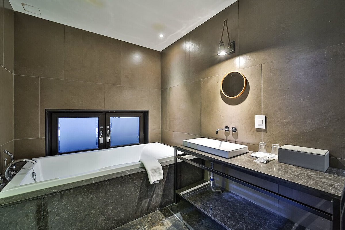 Chambre Royale | Salle de bain | Sèche-cheveux, peignoirs, chaussons, bidet
