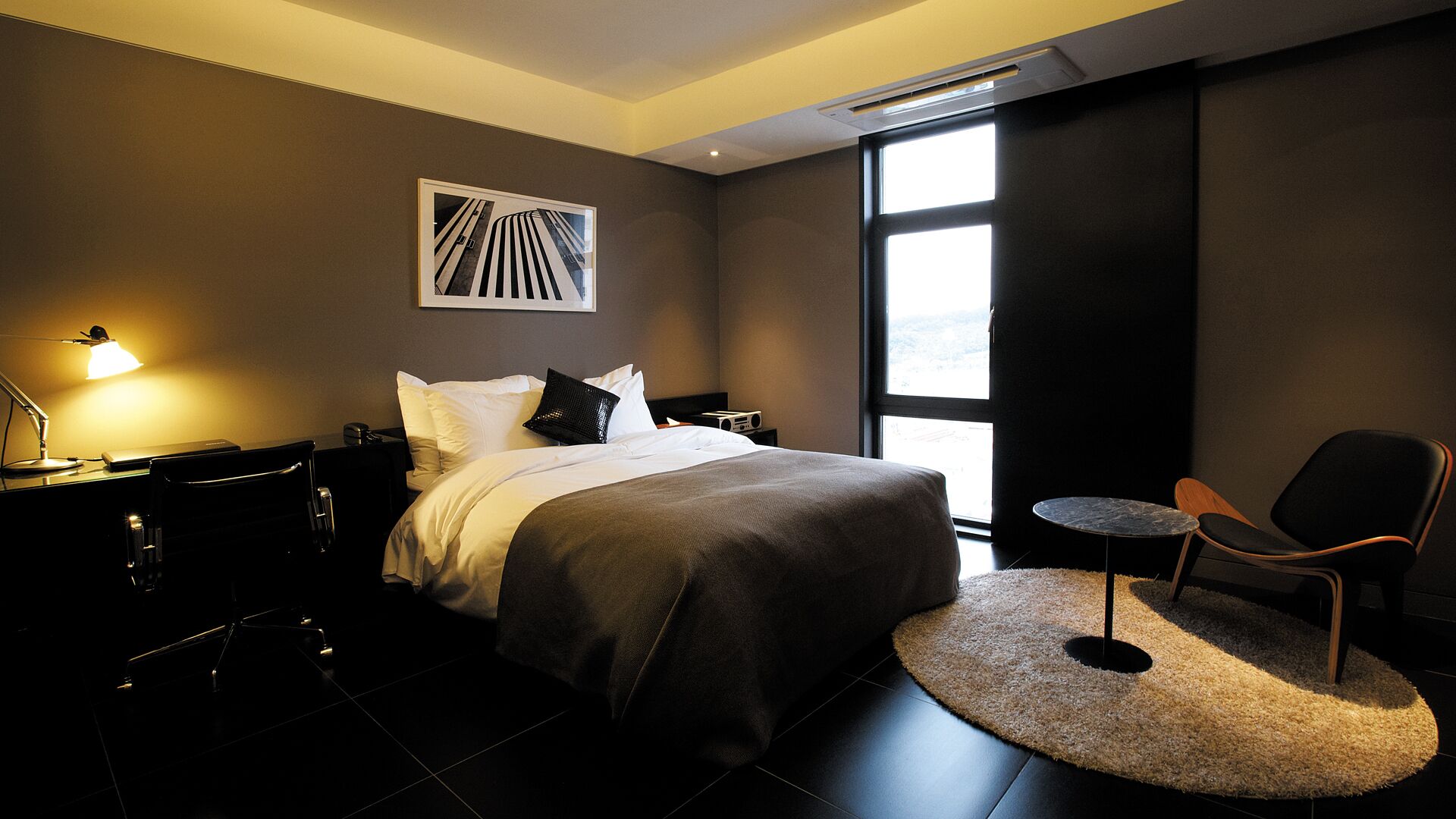 Premium bedding, laptop workspace, free WiFi, bed sheets