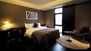 Premium bedding, laptop workspace, free WiFi, bed sheets
