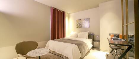 Deluxe Double Room, Non Smoking | 1 bedroom, premium bedding, laptop workspace, free WiFi