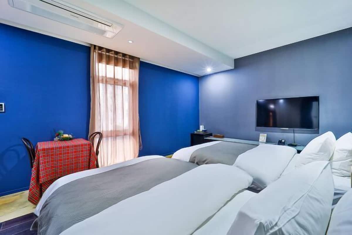 1 bedroom, premium bedding, laptop workspace, free WiFi
