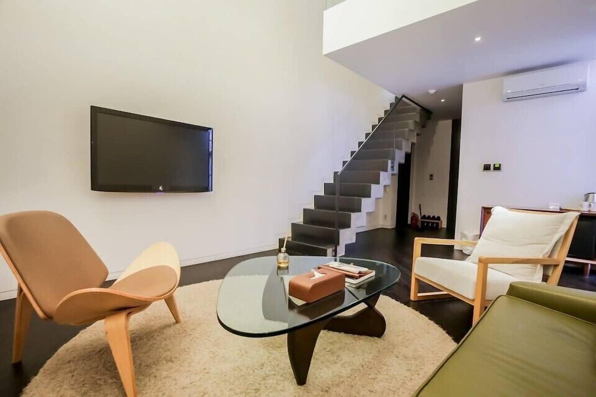 Duplex | Premium bedding, laptop workspace, free WiFi, bed sheets