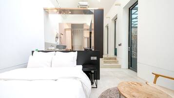 Penthouse B | Premium bedding, laptop workspace, free WiFi, bed sheets