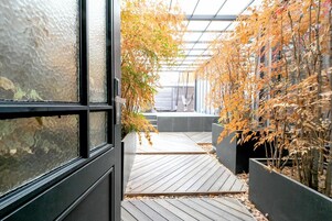 Penthouse B | Premium bedding, laptop workspace, free WiFi, bed sheets