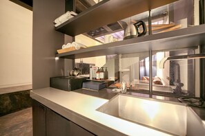 皇家客房 | 高档床上用品、笔记本电脑工作区、免费 WiFi、床单