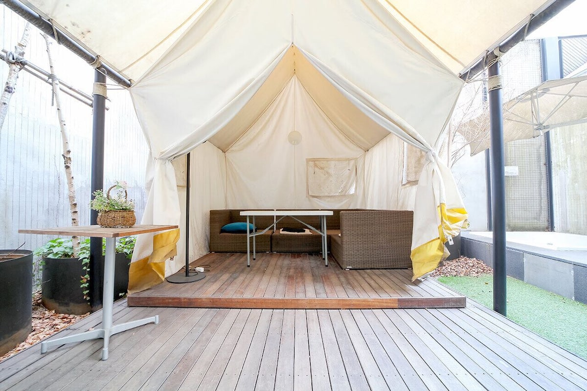 Penthouse B | 1 bedroom, premium bedding, laptop workspace, free WiFi