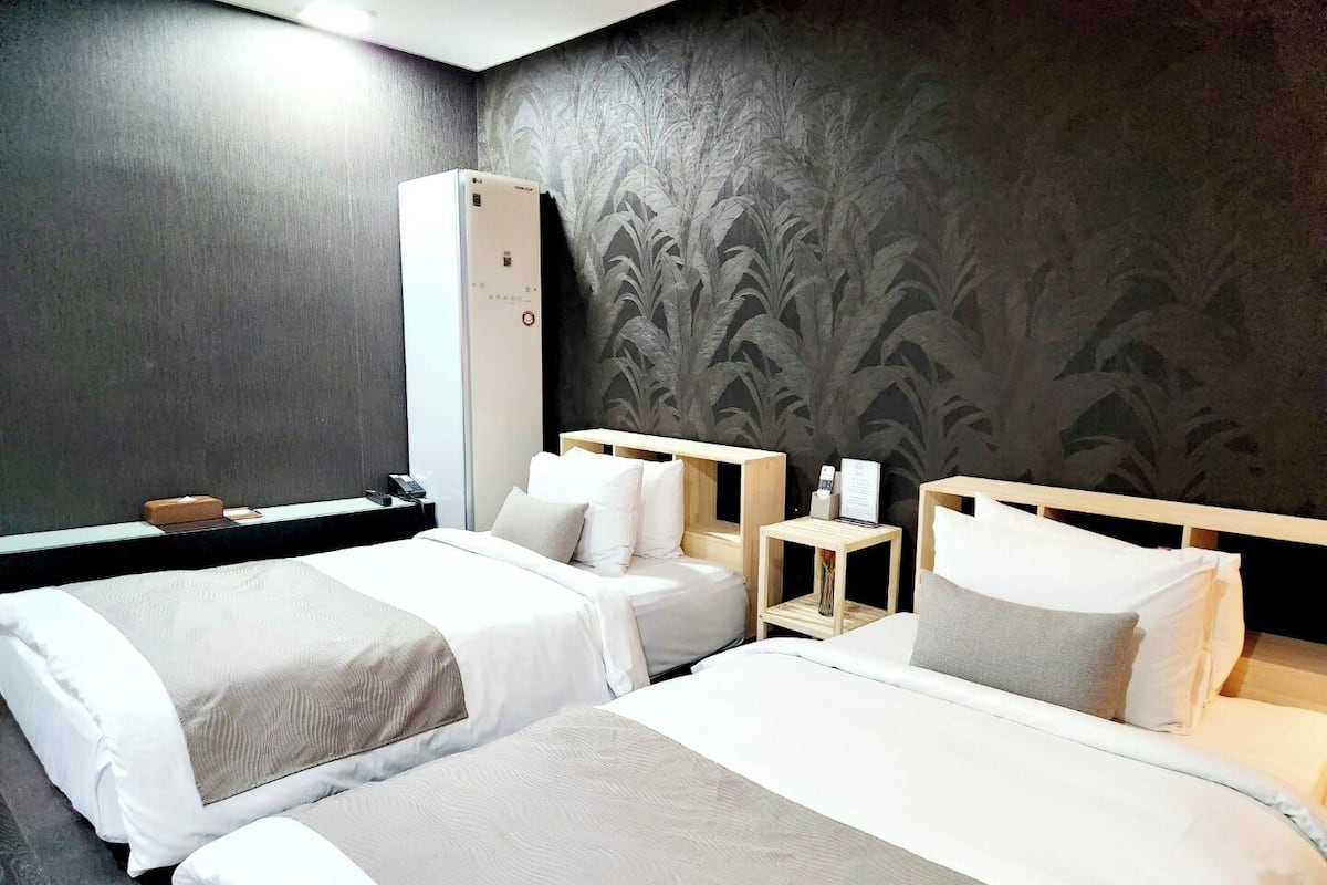 Deluxe Twin Room, 2 Single Beds, Non Smoking | 1 bedroom, premium bedding, laptop workspace, free WiFi