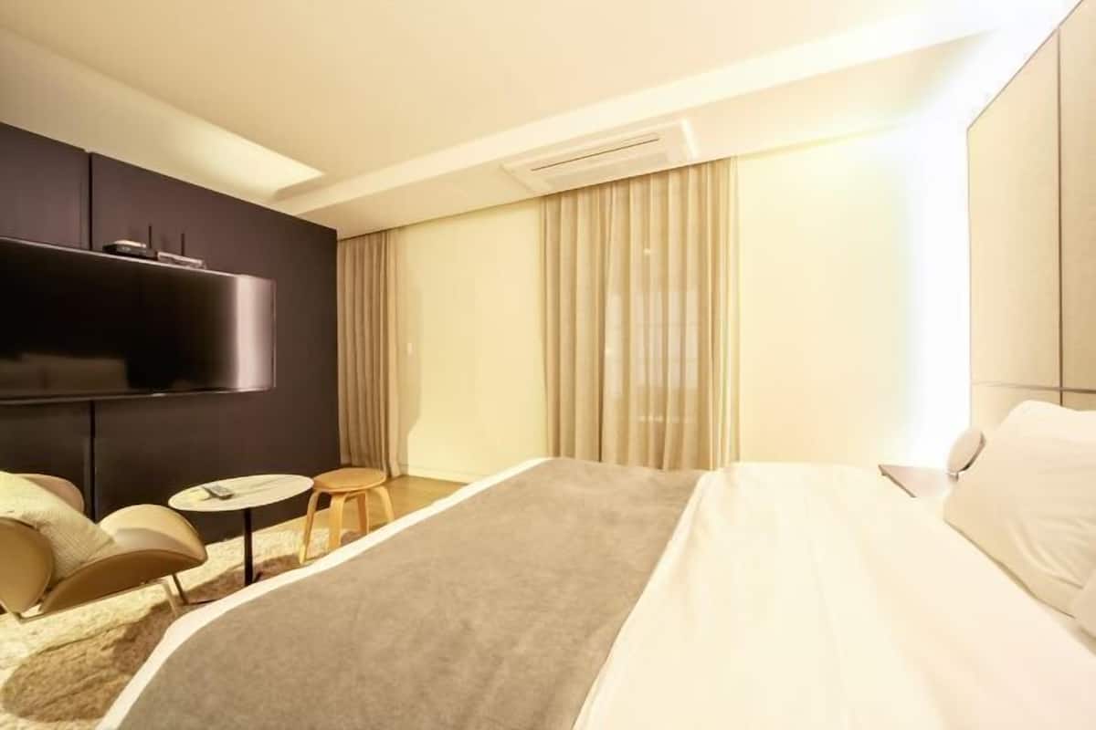 1 bedroom, premium bedding, laptop workspace, free WiFi