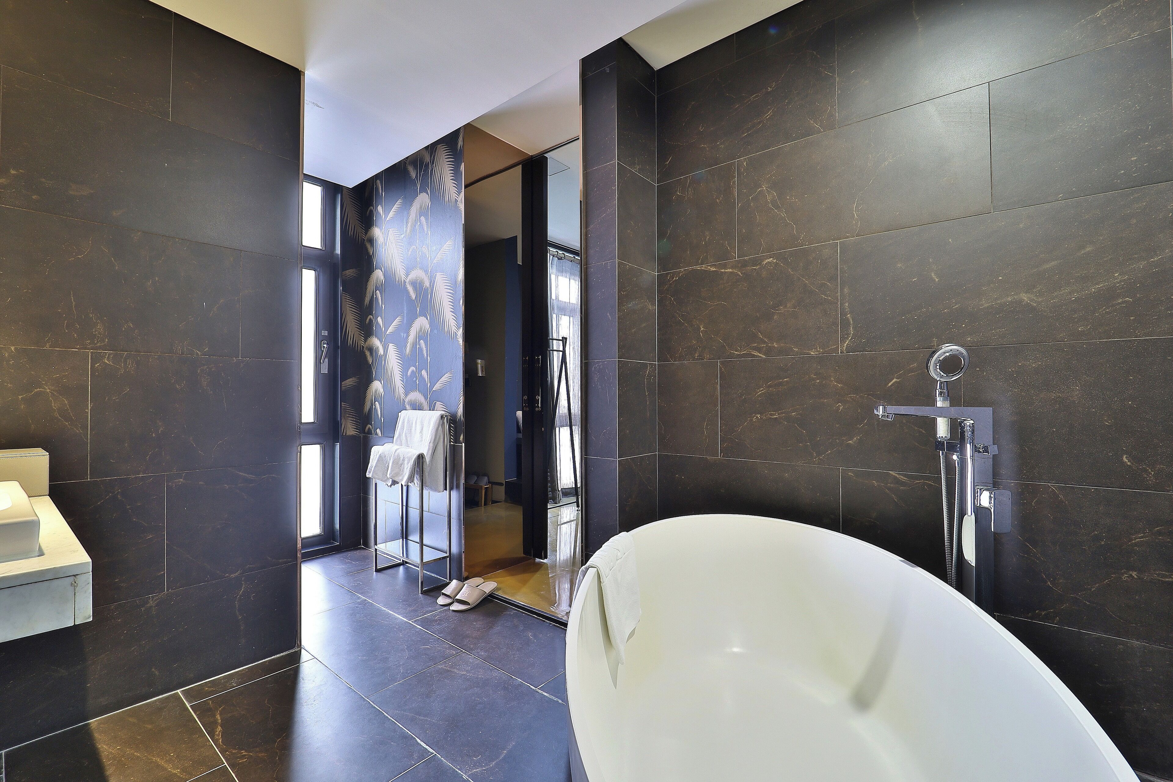 Quarto triplo luxo | Banheiro | Secador de cabelo, roupões de banho, chinelos, bidê