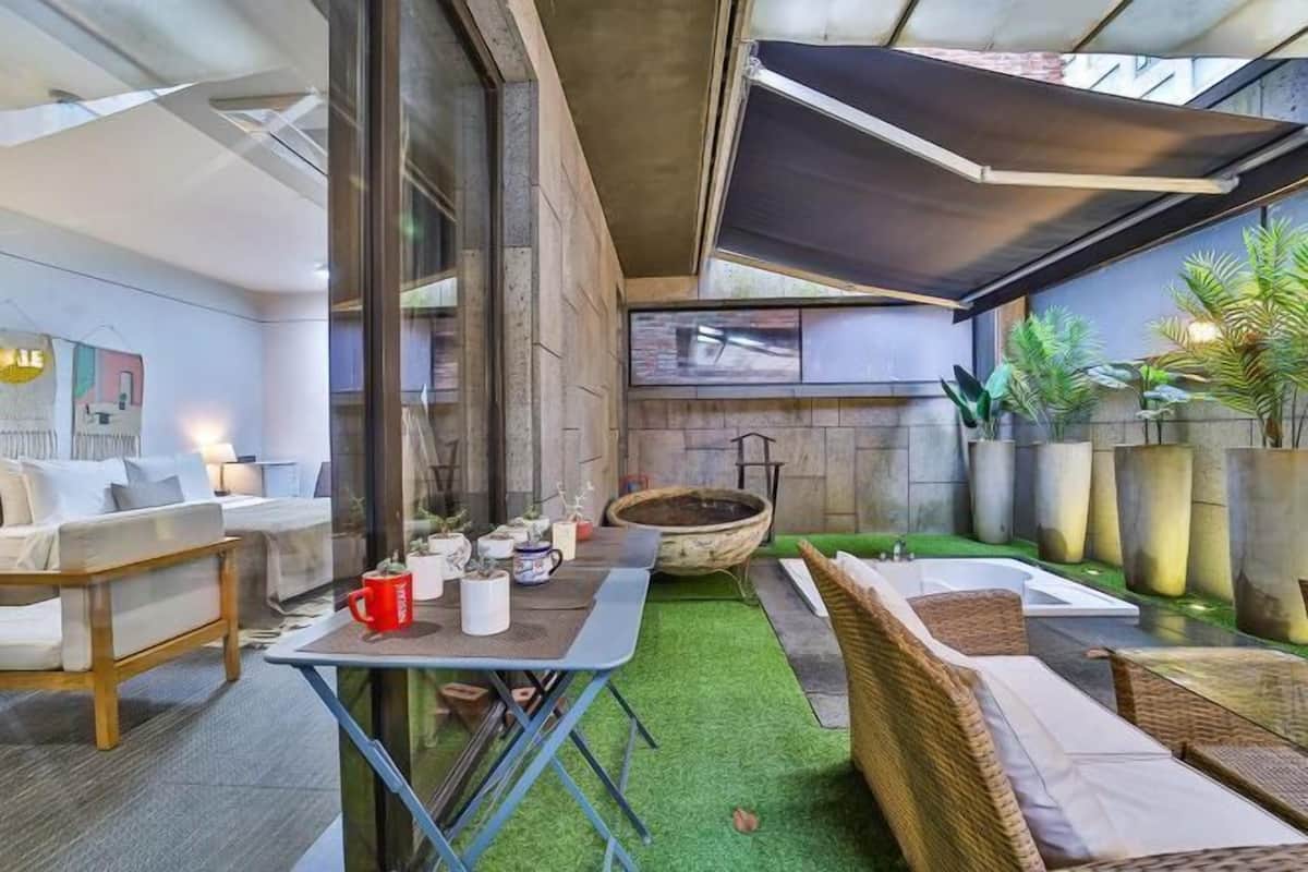 1 bedroom, premium bedding, laptop workspace, free WiFi