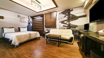 Premium Room | Premium bedding, individually decorated, individually furnished, desk