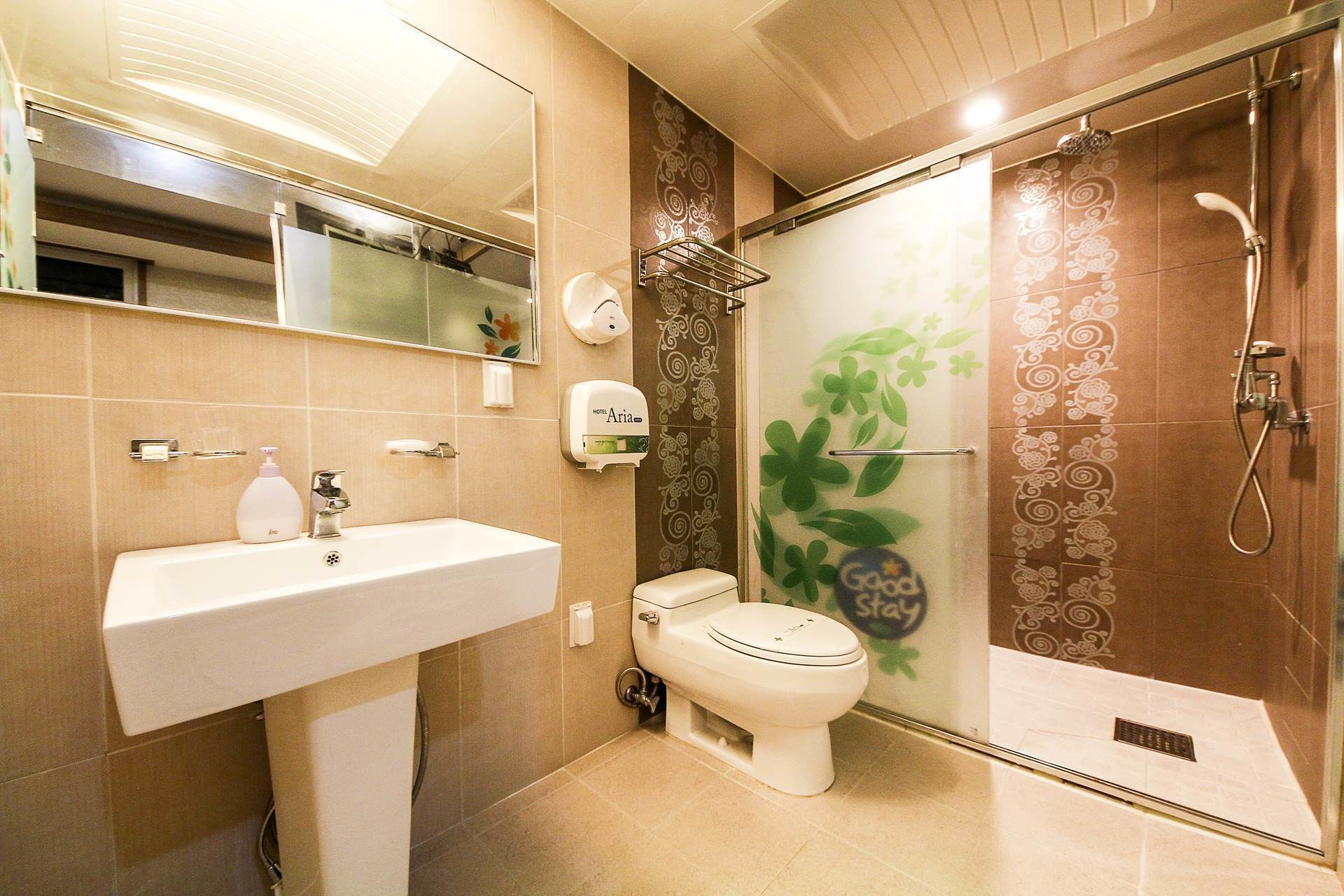Deluxe Twin Room | Bathroom | Shower, rainfall showerhead, designer toiletries, hair dryer