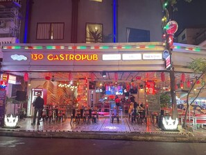 供應早餐、午餐、晚餐；多國菜