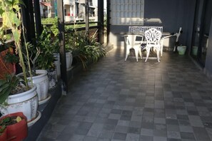Outdoor dining - Indochine 2 (Phnom Penh)