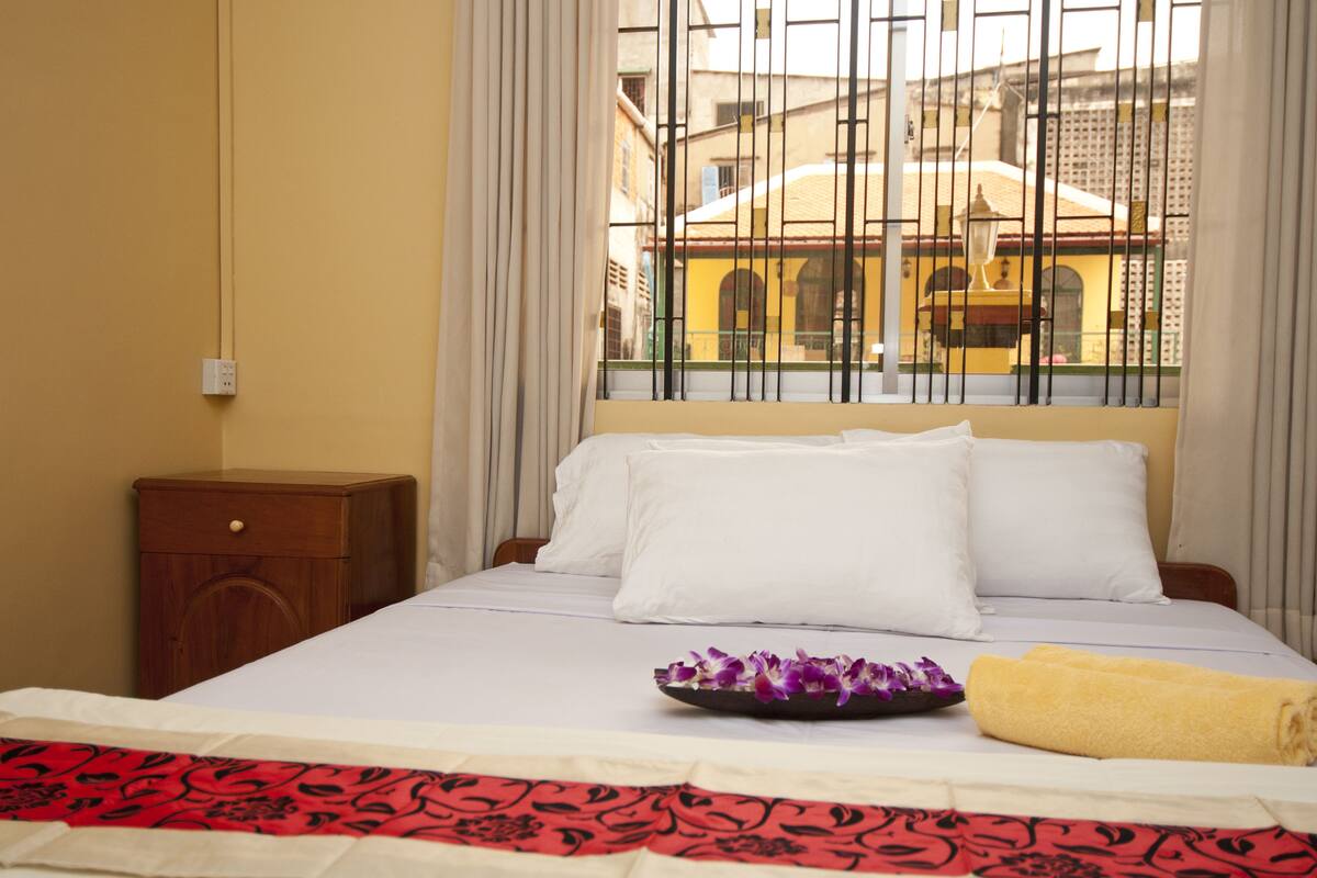 In-room safe, desk, rollaway beds, free WiFi