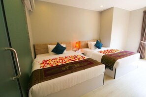 In-room safe, desk, rollaway beds, free WiFi - Indochine 2 (Phnom Penh)