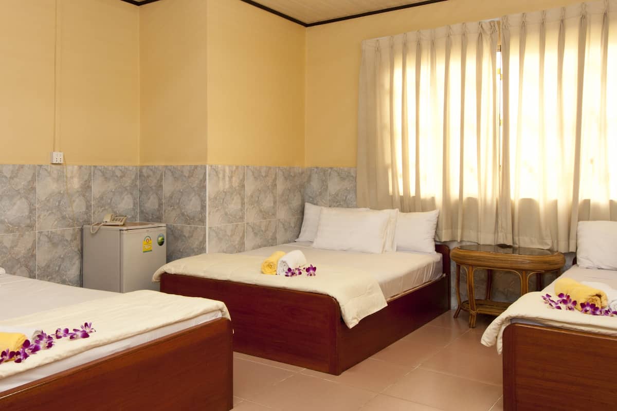 Standard Twin Room with Extra Bed | In-room safe, desk, rollaway beds, free WiFi