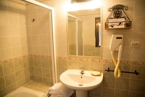 Free toiletries, hair dryer, towels - Hostal Hueso (Trujillo)