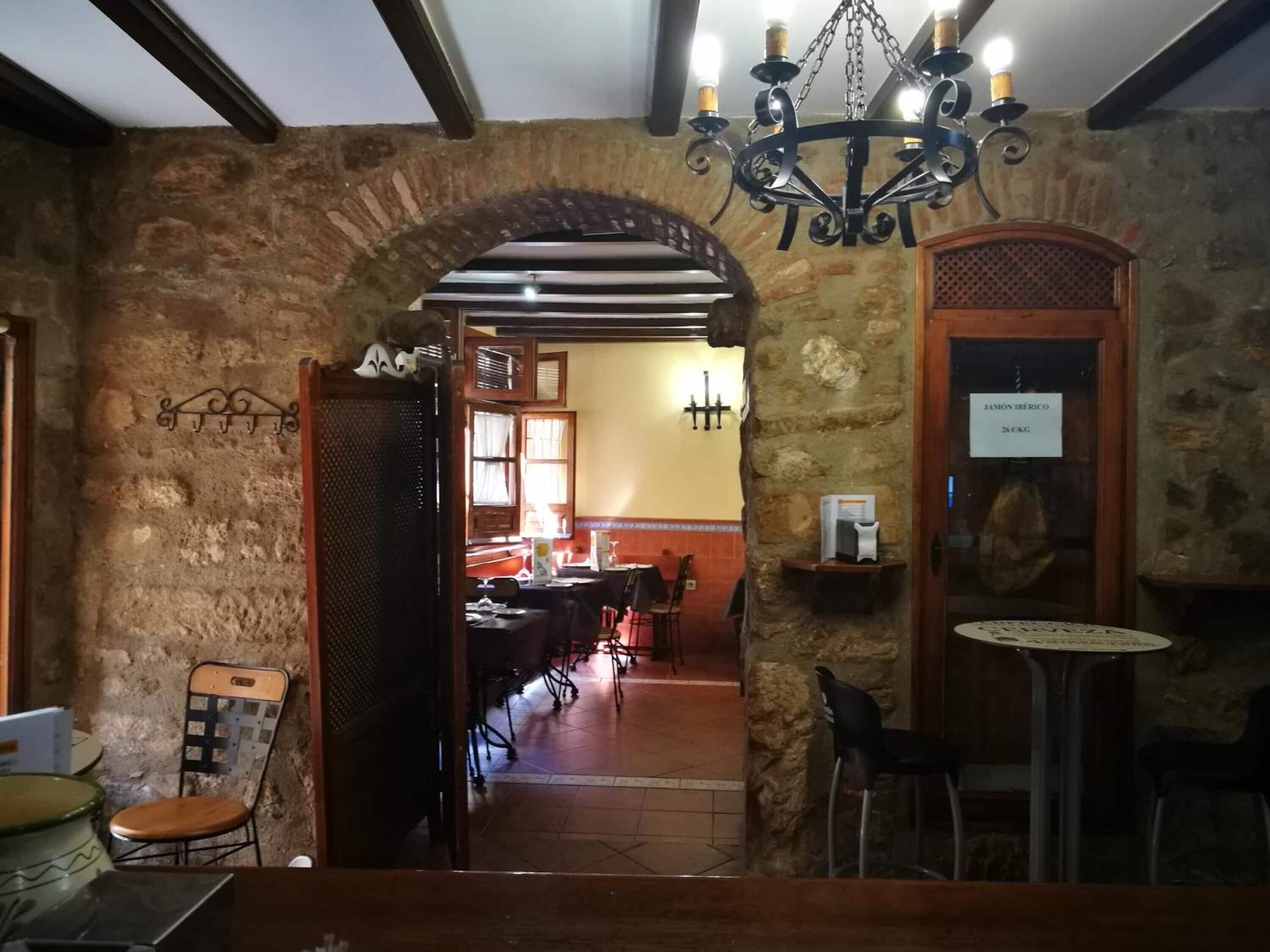 Se sirven desayunos, comidas, cenas y cocina regional 