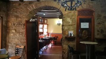 Serveert ontbijt, lunch, diner, regionale gerechten