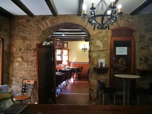 Melayani sarapan, makan siang, makan malam; sajian masakan daerah 