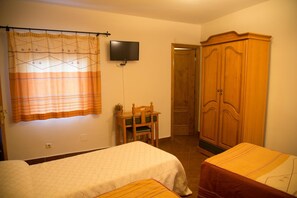 Desk, free cribs/infant beds, rollaway beds, free WiFi - Hostal Hueso (Trujillo)