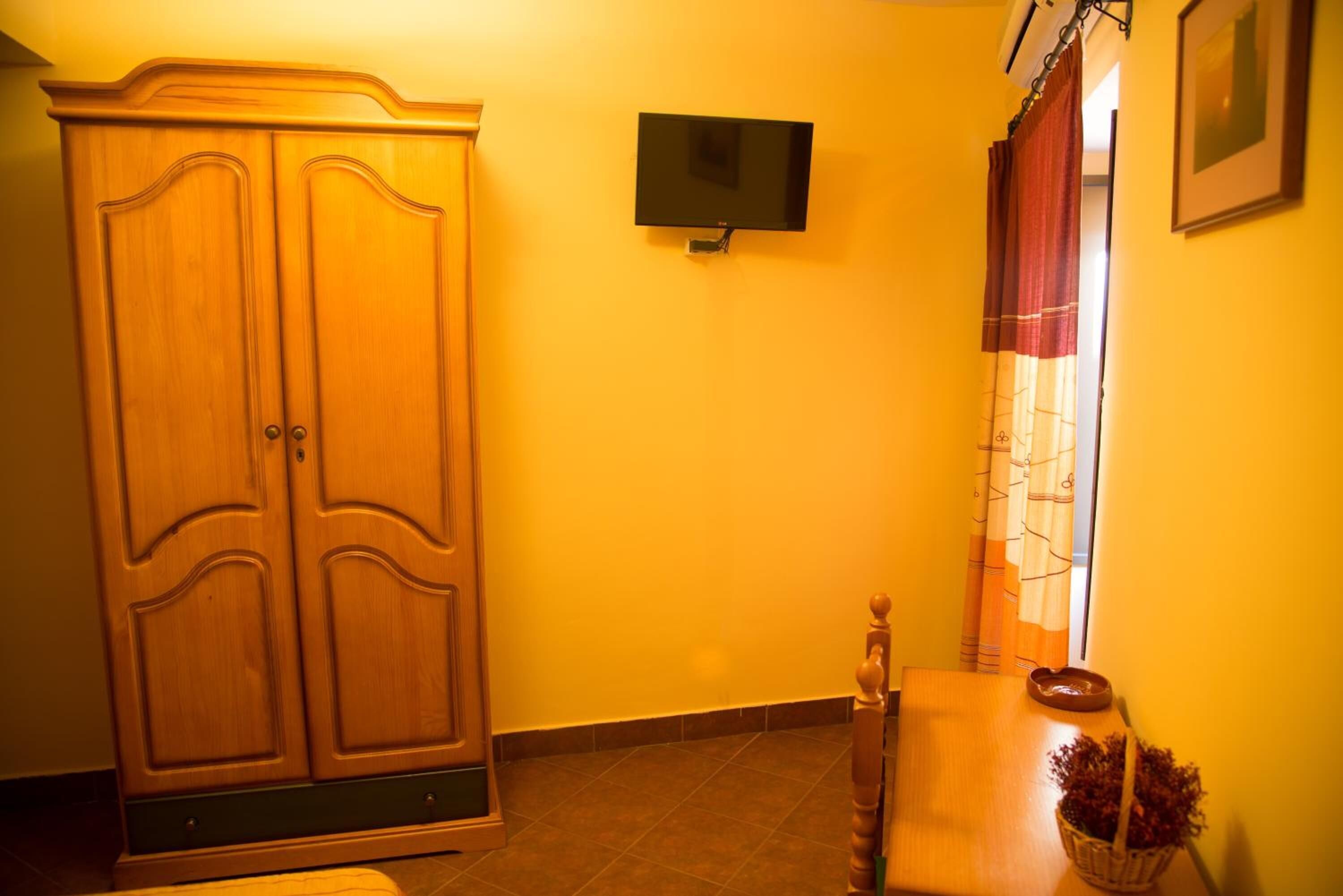 Escritorio, cunas gratuitas, camas extra y wifi gratis 