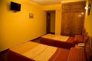 Desk, free cribs/infant beds, rollaway beds, free WiFi - Hostal Hueso (Trujillo)