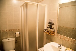Single Room | Bathroom | Free toiletries, hair dryer, towels - Hostal Hueso (Trujillo)
