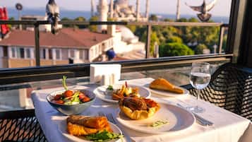 Phục vụ bữa sáng, bữa trưa, bữa tối, món Thổ Nhĩ Kỳ