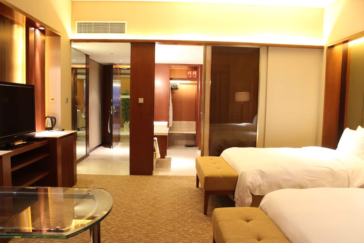 Deluxe yangtze river suite | Premium bedding, down comforters, pillowtop beds, minibar