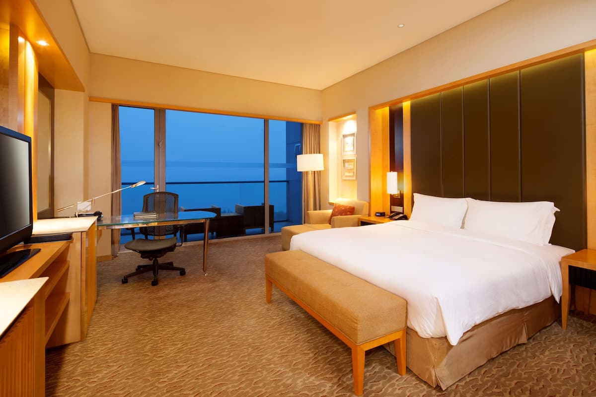 Executive Room, 1 King Bed, Club Lounge Access | Premium bedding, down comforters, pillowtop beds, minibar