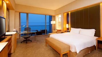 Executive Room, 1 King Bed, Club Lounge Access | Premium bedding, down comforters, pillowtop beds, minibar
