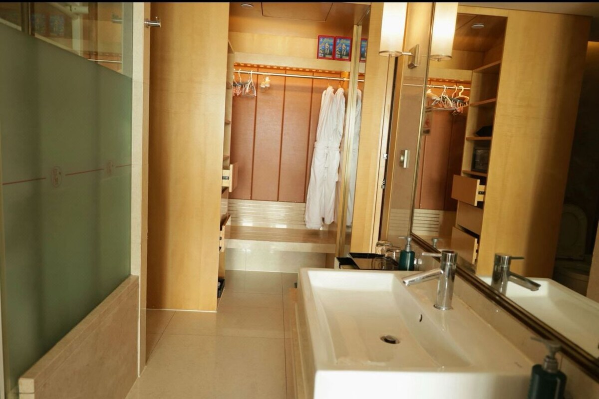 Bathroom | Combined shower/tub, rainfall showerhead, designer toiletries