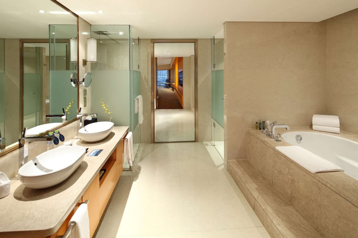 Premier Suite | Premium bedding, down comforters, pillowtop beds, minibar