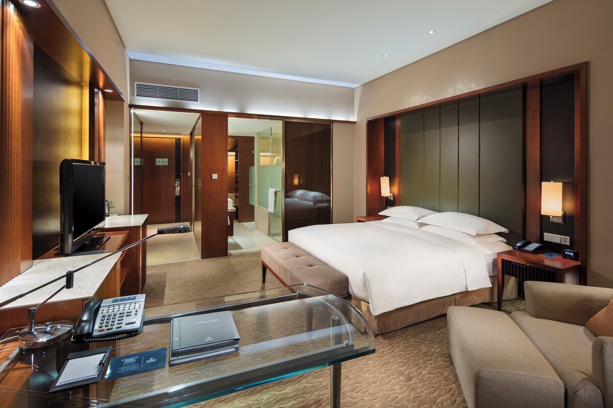Executive Room, 1 King Bed, Club Lounge Access | Premium bedding, down comforters, pillowtop beds, minibar