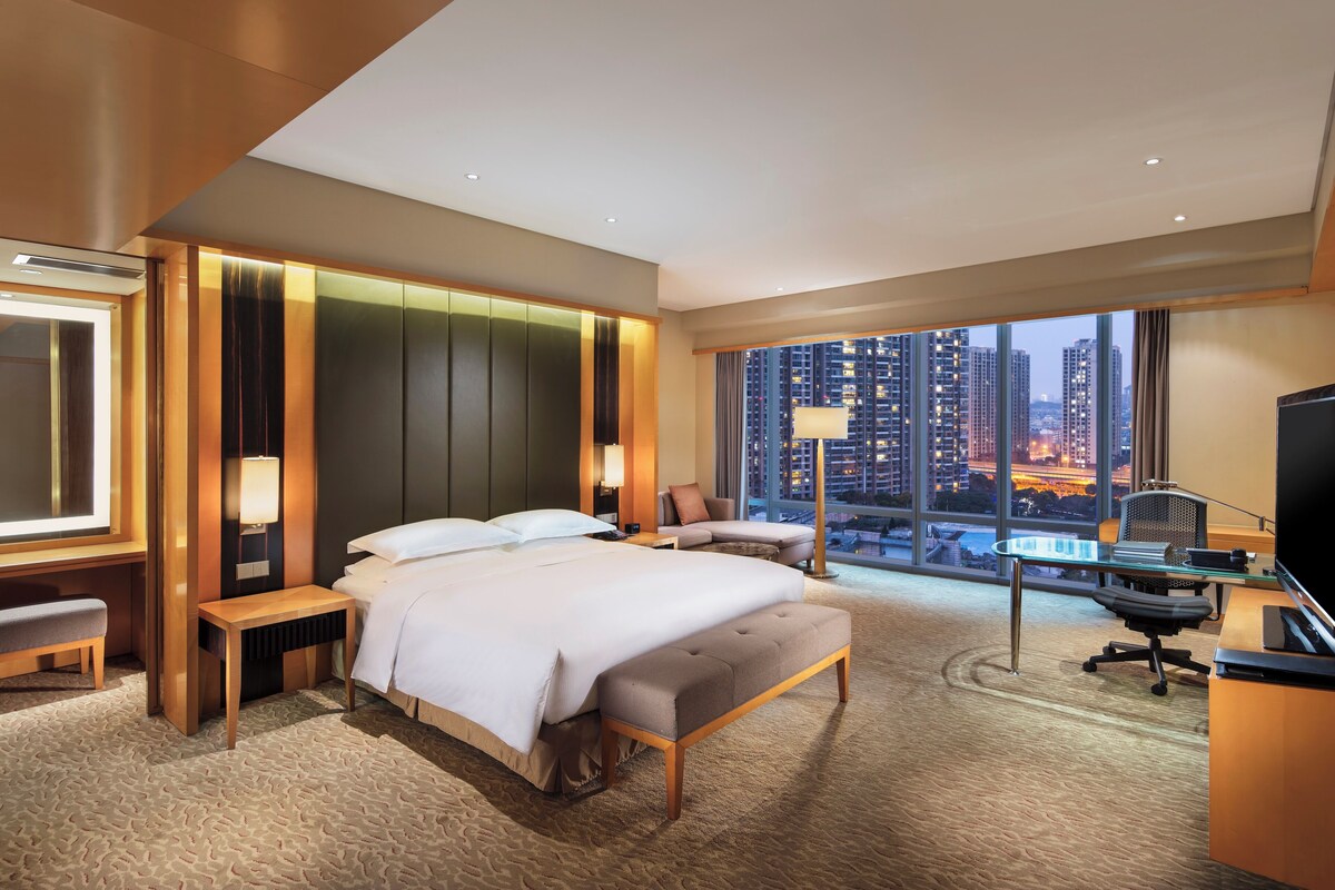 King Hilton Studio Room | Premium bedding, down comforters, pillowtop beds, minibar