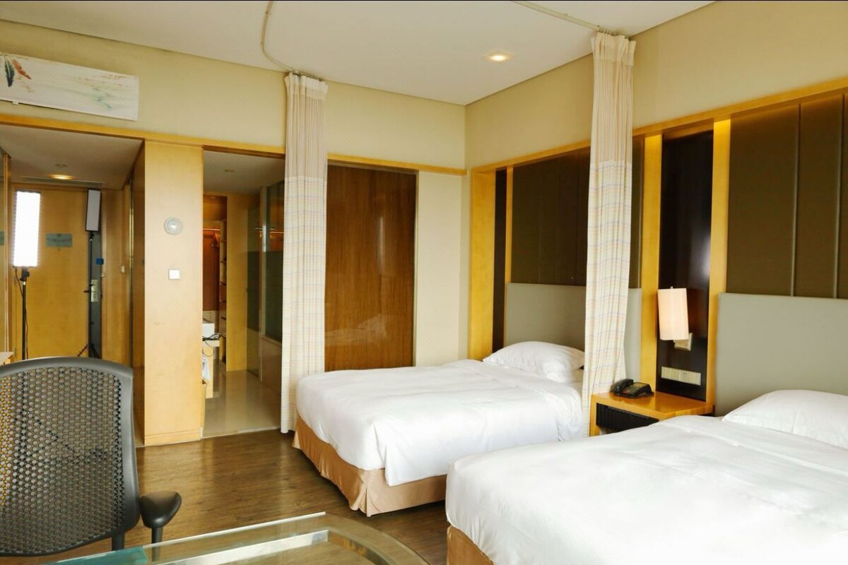 Premium bedding, down comforters, pillowtop beds, minibar