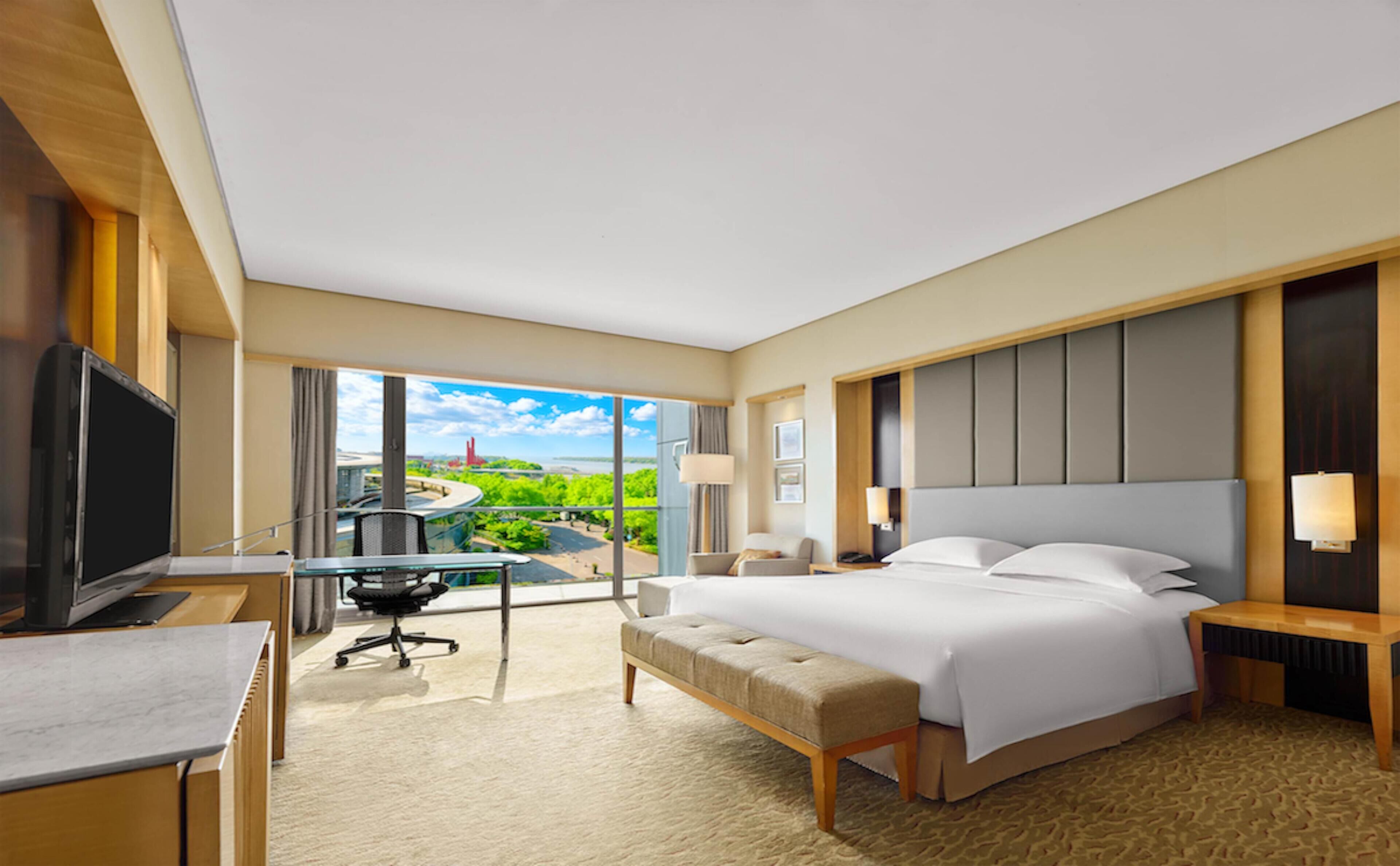 Room, 1 King Bed, Garden View | Premium bedding, down duvets, pillow-top beds, minibar