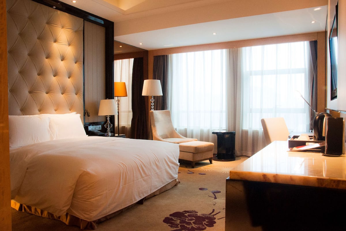 Room, 1 King Bed, Accessible | Minibar, in-room safe, desk, soundproofing