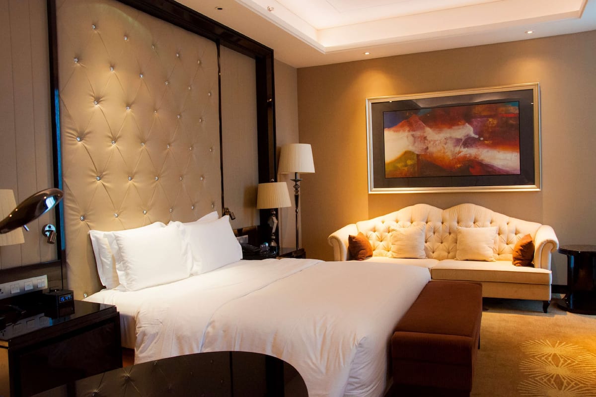 Junior Suite, 1 King Bed | Minibar, in-room safe, desk, soundproofing