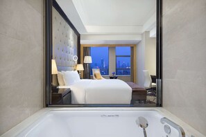 Executive Room, Club Lounge Access | Bathroom | Combined shower/tub, free toiletries, hair dryer, bathrobes - Hilton Nanjing (Nanjing)