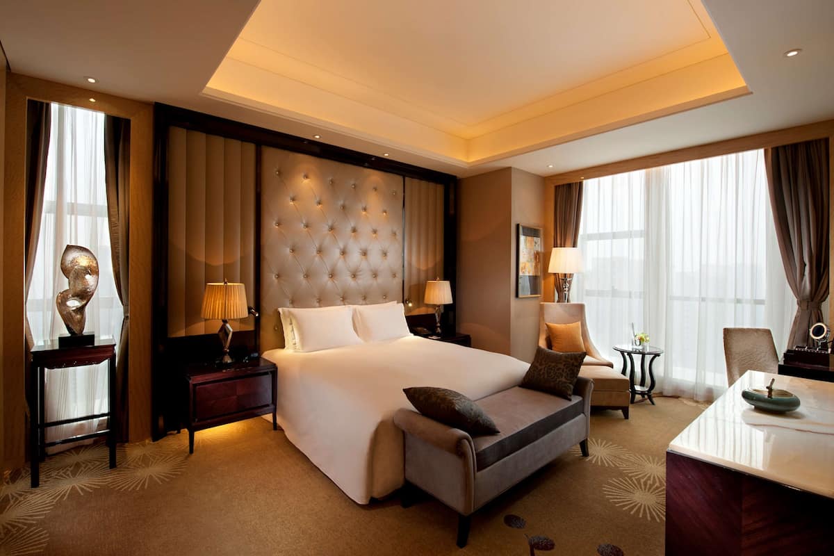 King, Suite, 1 King Bed, Club Lounge Access | Minibar, in-room safe, desk, soundproofing