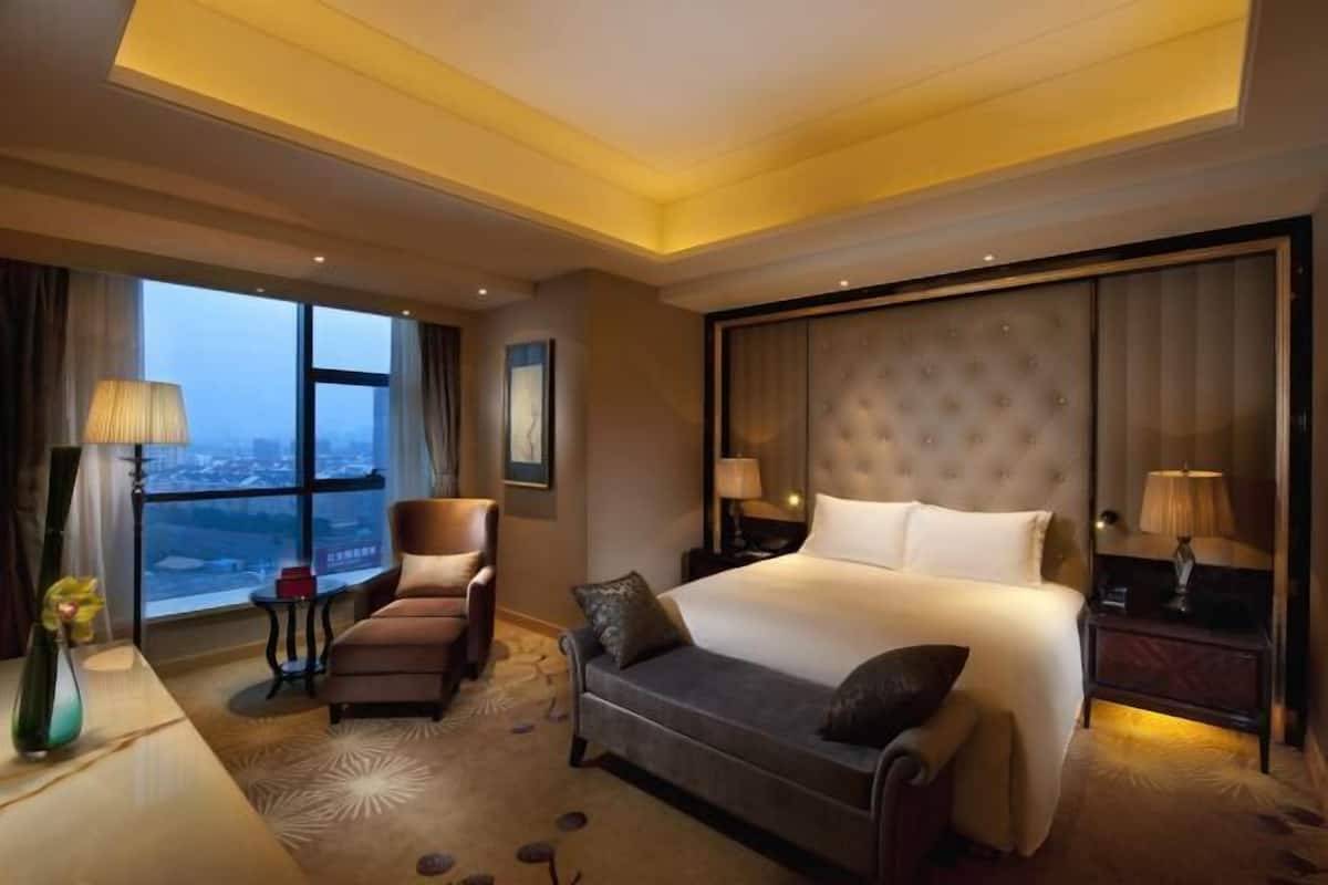 Minibar, in-room safe, desk, soundproofing